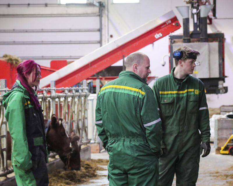 De tre tilsatte på Felleskjøpet Forsøksgard Klepp