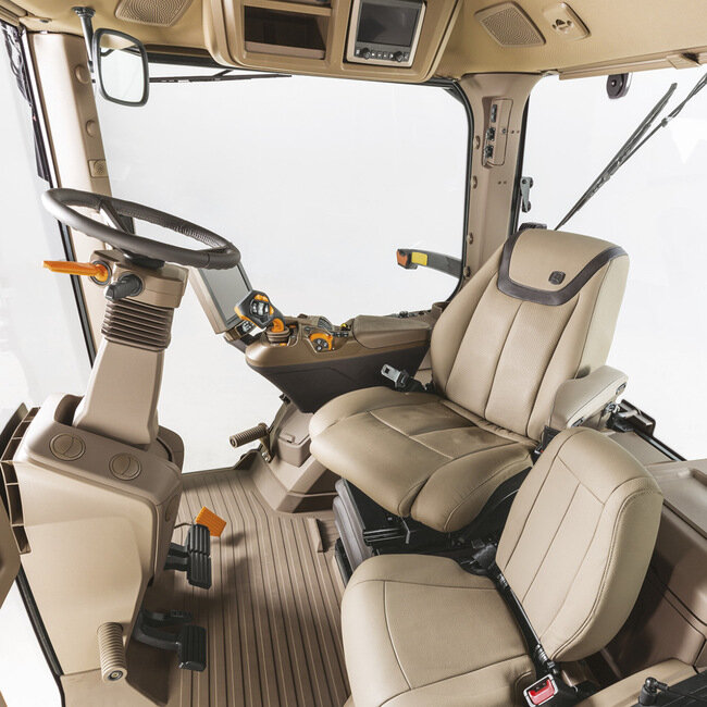 Nyutviklet førerhus med høy komfort, ergonomi, assistentsystem, arbeidsbelysning og utsikt.