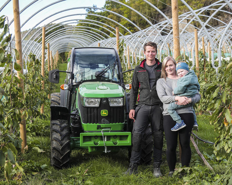 Erling og Alexandra Munthe er svært nøgd med sin John Deere 5075GL.