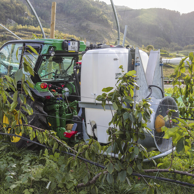John Deere 5075GL med plasttank til plantevernmiddel.
