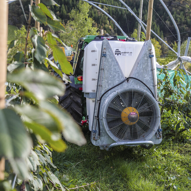 John Deere 5075GL gjødslar og spreiar plantevernmiddel i morellproduksjonen.