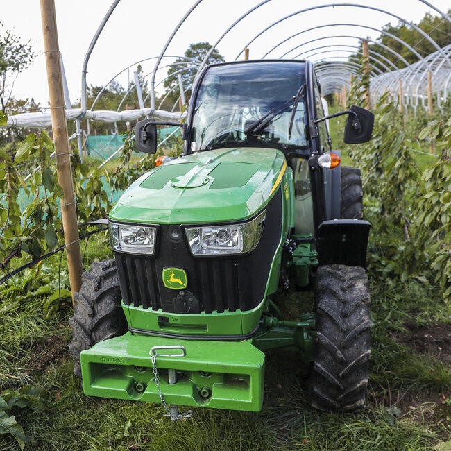 John Deere 5075GL er smal og kjem til overalt.