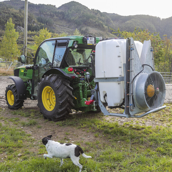 John Deere 5075GL har kolfilter i hytta og hindrer at plantevernmiddel ikkje kjem inn.