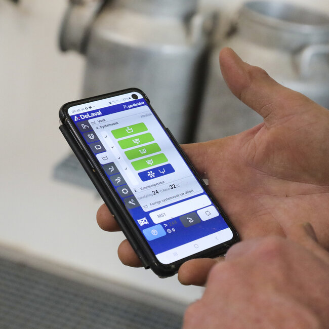 Jone har full oversikt på smarttelefonen.