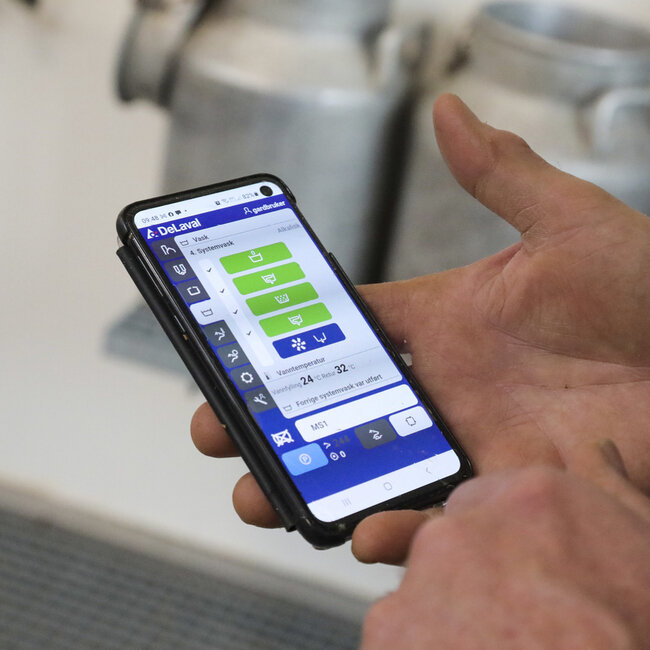 Jone har full oversikt på smarttelefonen.