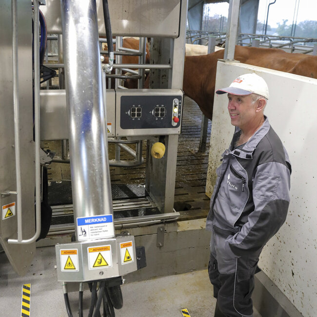Han er fornøyd med plasseringa av melkeroboten, så tett opptil kontorvinduene som mulig, for å følge med dyra og ha kort vei ut. 