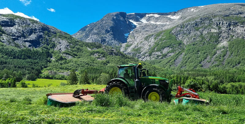Haugland Mjølk og Maskin har fått to nye Kverneland slåmaskinar.