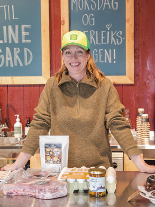 Heidi Line visar stolt fram nokon av varene frå gardsutsalet.
