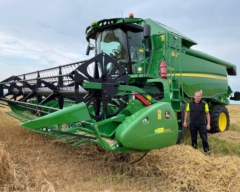Tor Wincent Byberg med sin nye John Deere T550i skurtresker.