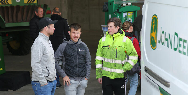 Kameratene Samuel Nag (20), Vegard Bø (22) og Daniel Våge (19) tok turen til årets Grasdemo på Klepp.