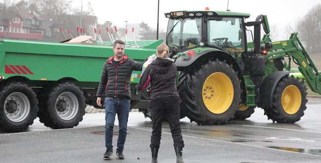 Overlevering av FK-capser og utstyr til Vardheia Ungdomsskule sin kjøkkenhage på Bryne.