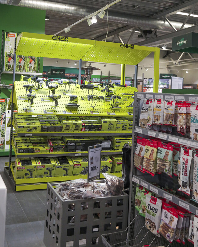 Avdeling med produkter fra Ryobi. Avdeling med produkter fra Ryobi.