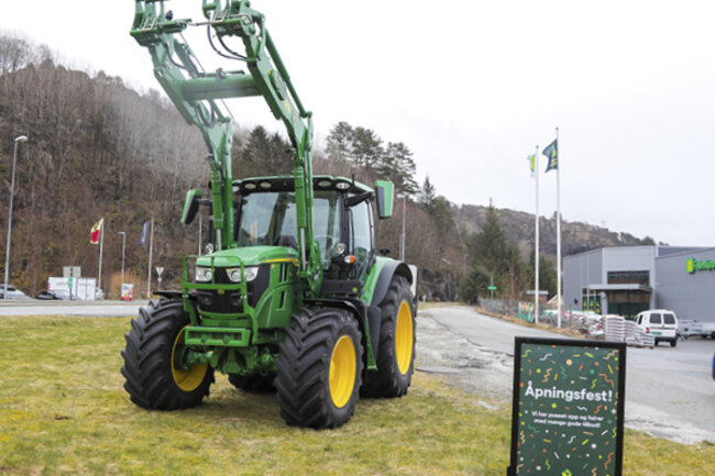 En skinnende grønn og gul John Deere pryder innkjørselen til den nyoppussede butikken i Egersund.