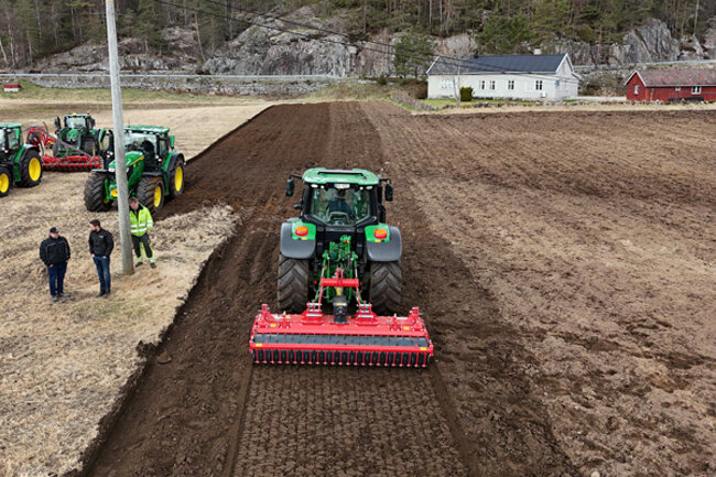 FKRA hadde demonstrasjon av våronn-utstyr på Bjelland i Lindesnes kommune.