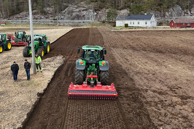 FKRA hadde demonstrasjon av våronn-utstyr på Bjelland i Lindesnes kommune.