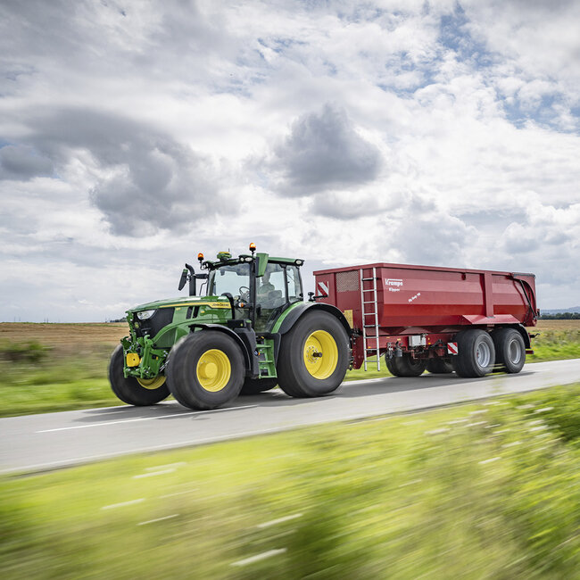 Den nye 6R passer perfekt til bønder og entreprenører  på jakt etter en kompakt, allsidig og kraftig 6-sylindret traktor.