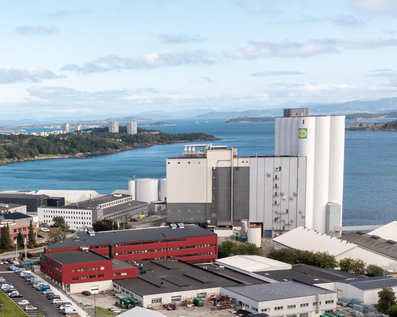 FKRA sitt hovedkontor og kraftfôrproduksjon er lokalisert i Hillevåg, Stavanger.